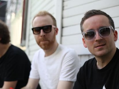 Al Doyle y Alexis Taylor, miembros del grupo Hot Chip, con las nuevas gafas de Marc by Marc Jacobs.