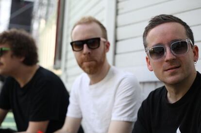 Al Doyle y Alexis Taylor, miembros del grupo Hot Chip, con las nuevas gafas de Marc by Marc Jacobs.