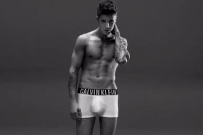 Justin Bieber con unos boxer cortos en una campaña para Calvin Klein Underwear.