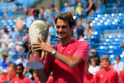 Federer con el trofeo de Cincinnati.