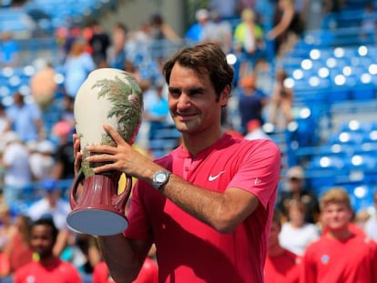 Federer con el trofeo de Cincinnati.