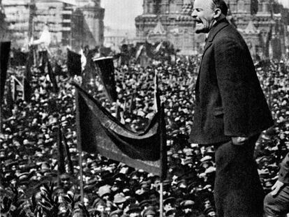 Lenin pronuncia un discurso en la plaza Roja de Moscú en la fiesta del 1 de mayo de 1919.