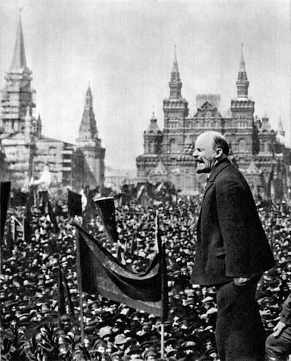 Lenin pronuncia un discurso en la plaza Roja de Moscú en la fiesta del 1 de mayo de 1919.