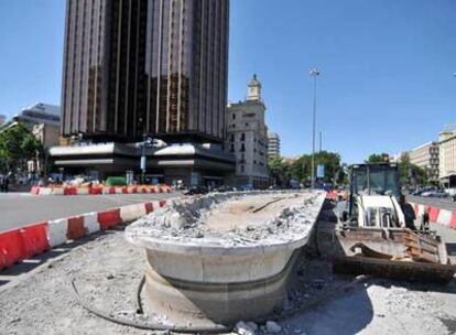 Las obras de la plaza de Colón comienzan con la demolición de una de las dos fuentes.