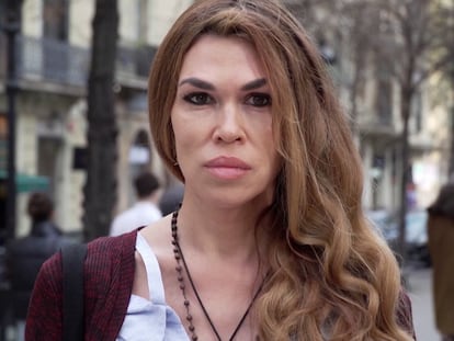 La refugiada ucrania transexual Lana Danevych en las calles de Barcelona.