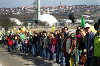 La cadena humana de activistas, ante la central de Neckarwestheim.