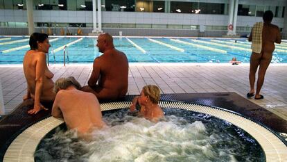Usuaris fent nudisme a les piscines Picornell de Barcelona. 