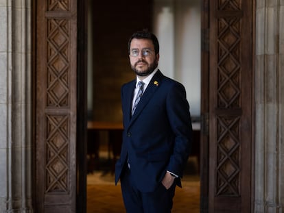 El 'president' Pere Aragones posa frente a la puerta de su despacho en el Palau de la Generalitat el pasado viernes.