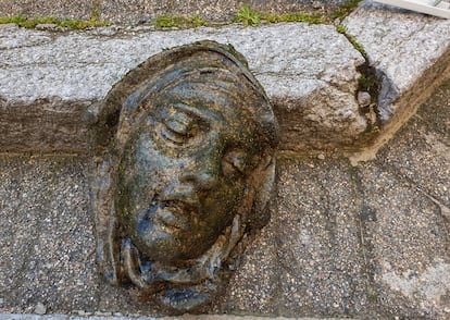 El rostro hallado en el lecho del río Onyar, en Girona, por unos vecinos.