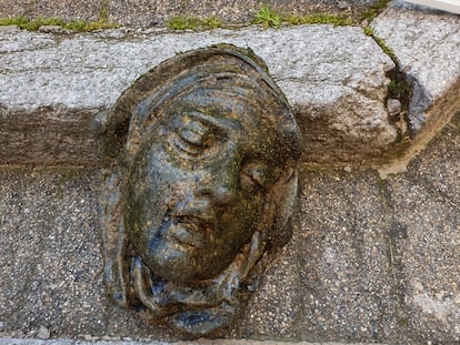 El rostro hallado en el lecho del río Onyar, en Girona, por unos vecinos.