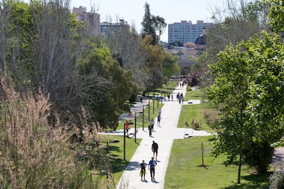 El Jardín del Turia, uno de los más grandes de Europa, que se extiende a lo largo de casi 10 kilómetros.