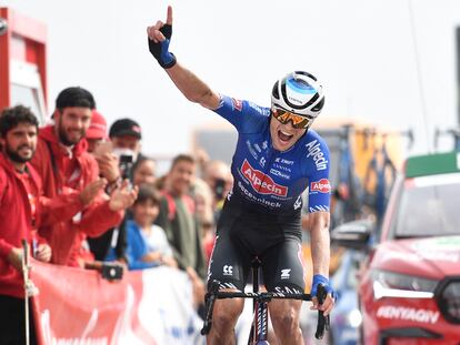 Team Alpecin-Deceuninck's Australian rider Jay Vine celebrates crossing the finish line in first place during the 8th stage of the 2022 La Vuelta cycling tour of Spain, a 153.4 km race from Pola de Laviana to Collau Fancuaya - Yernes y Tameza, on August 27, 2022. (Photo by ANDER GILLENEA / AFP)