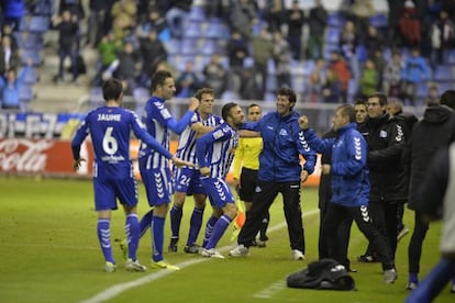 Mandiá, en el centro, celebra junto a los jugadores el gol de la victoria, en el descuento del partido.