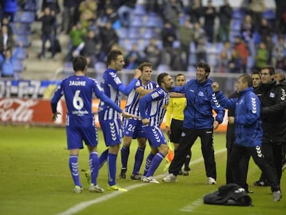 Mandiá, en el centro, celebra junto a los jugadores el gol de la victoria, en el descuento del partido.