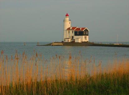 El faro de la localidad holandesa de Marken, a pocos kilómetros de Ámsterdam