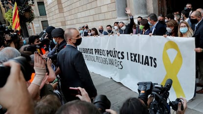 Catalan premier Quim Torra (c) outside the regional parliament with a banner in support of jailed separatist leaders on Monday.