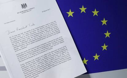 Una copia de la carta del Brexit firmada por la primera ministra británica Theresa Bay.