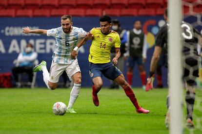 Luis Díaz supera a Germán Pezzella antes de anotar el empate de Colombia en la semifinal de la Copa América