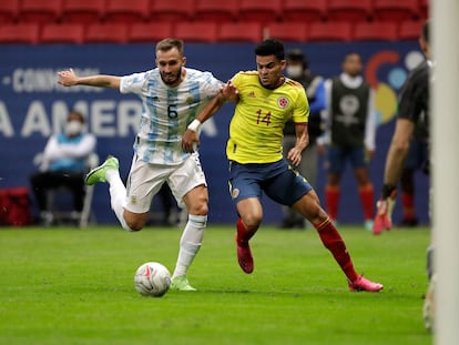 Luis Díaz supera a Germán Pezzella antes de anotar el empate de Colombia en la semifinal de la Copa América contra Argentina.