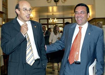 El rector de Cantabria, Federico Gutiérrez, y Juan Antonio Vázquez (derecha), presidente de la CRUE, en Santander.