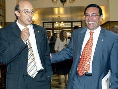 El rector de Cantabria, Federico Gutiérrez, y Juan Antonio Vázquez (derecha), presidente de la CRUE, en Santander.