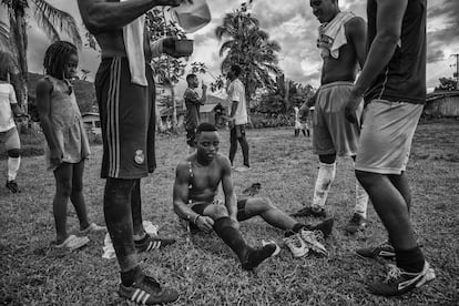 Miembros del equipo de fútbol de las FARC comparten estrategias antes del próximo partido contra el Batallón de Infantería 94 de las Fuerzas Armadas de Colombia.