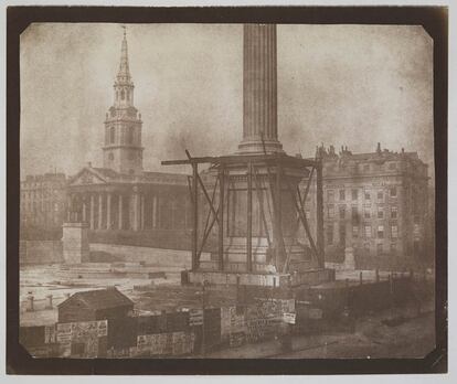 La construcción de la Columna de Nelsón, Trafalgar Square, Londres, primera semana de abril de 1844.