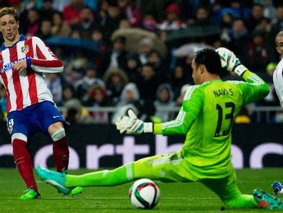 Torres marca un gol a Keylor Navas en el Real Madrid-Atl&eacute;tico de enero pasado.