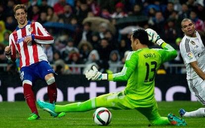 Torres marca un gol a Keylor Navas en el Real Madrid-Atlético de enero pasado.