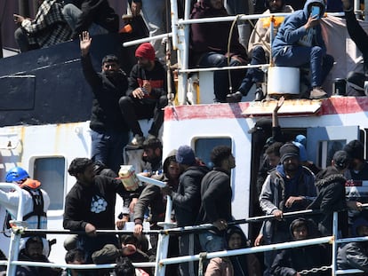 Una embarcación de migrantes llega al puerto siciliano de Catania, este miércoles.