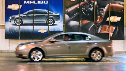 Un Chevy Malibu sale de la línea de producción, en Fairfax (Kansas), en 2010.