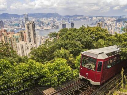 Vista de Hong Kong y del popular funicular Peak Tram, que sube a los barrios altos. 