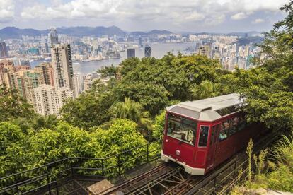 Vista de Hong Kong y del popular funicular Peak Tram, que sube a los barrios altos.