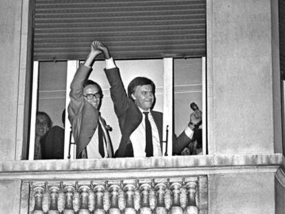 Alfonso Guerra y Felipe González celebran la victoria socialista del 82 desde una de las habitaciones del Palace.