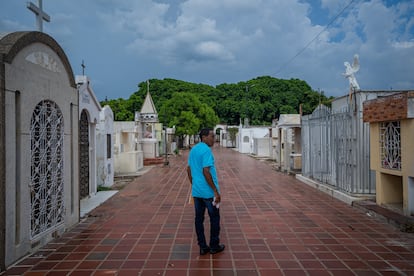 Desde hace 17 años Alcides Gutiérrez registra en cuadernos las defunciones de su comunidad.