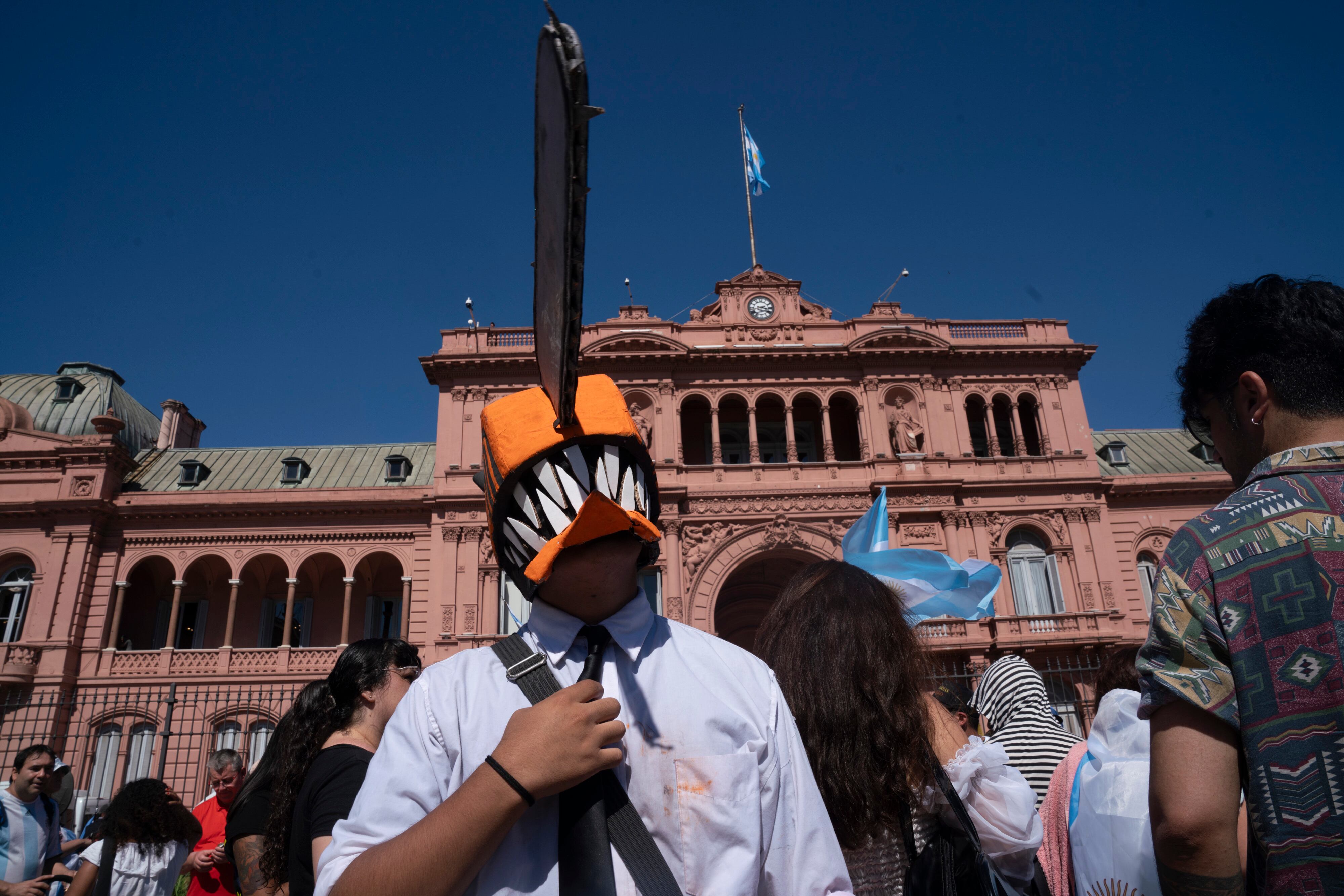 Un hombre con disfraz de motosierra espera a que el nuevo presidente salga al balcón de la Casa Rosada.