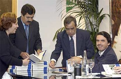 José María Aznar, ha promocionado hoy el libro que repasa sus ocho años de gobierno en un centro comercial de Las Palmas.