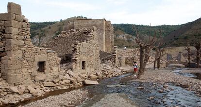 GRA123. MANSILLA (LA RIOJA), 29/08/2017.- La falta de lluvia de los últimos meses ha provocado que el embalse riojano de Mansilla se encuentre más bajo que nunca, apenas al 14,7% de su capacidad, permitiendo así a los más villanos pasear por el antiguo pueblo sumergido desde 1960. EFE/Raquel Manzanares