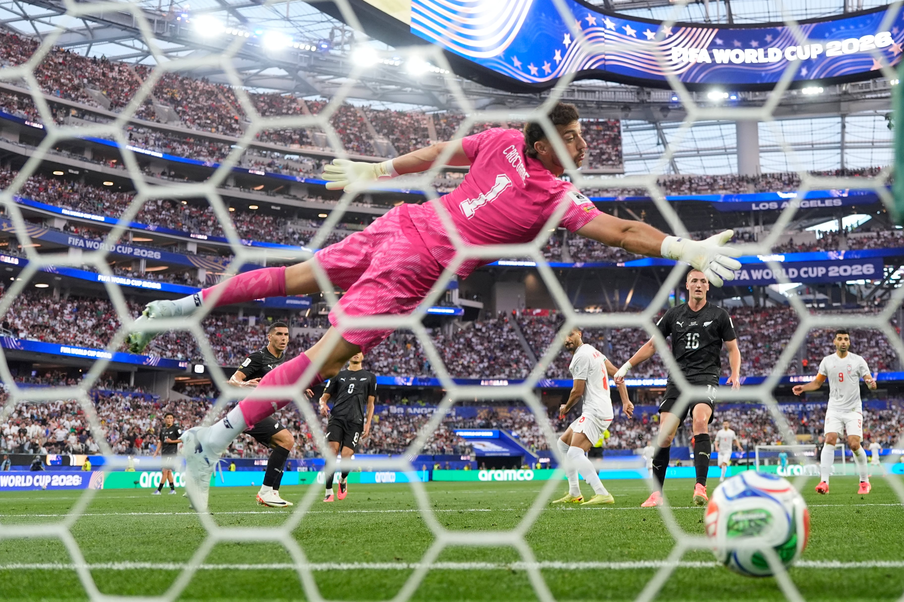 Irán rescata el empate en un debut marcado por la guerra