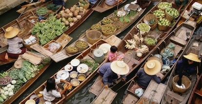 Vendedores en un mercado flotante en Bangkok.