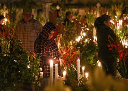 De acuerdo con las costumbres y creencias, el 1 de noviembre se recuerdan a los niños fallecidos y el 2 a los adultos; además, en algunas regiones el 28 de octubre se rememora a aquellos que murieron por accidente o de manera trágica y el 30 de octubre a las almas de aquellos que murieron sin ser bautizados y permanecen en el limbo. En la imagen, una mujer enciende velas colocadas sobre una tumba, en un cementerio en la ciudad de Toluca.