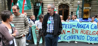 El secretario general de ELA, en el centro, en la concentración organizada por el sindicato este lunes ante la sede de CEBEK en Bilbao.