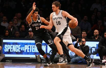 Pau Gasol y Jarrett Allen, en el Spurs-Nets.