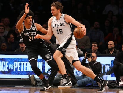 Pau Gasol y Jarrett Allen, en el Spurs-Nets.