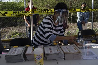 Los funcionarios electorales inician la jornada electoral en una mesa de votación en Acapulco, Guerrero, este 6 de junio. Los mexicanos en el Estado de Guerrero votan este domingo por un nuevo gobernador.