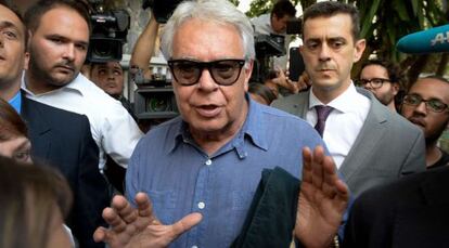 Felipe González, a su llegada a la casa de Antonio Ledezma.