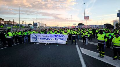 Los rabajadores de Acerinox cortan la A-7 en Los Barrios (Cádiz) el pasado mes de febrero en una de sus protestas para reivindicar mejoras laborales.