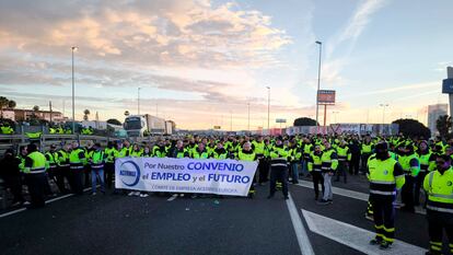 Corte de la A-7 por parte de los trabajadores de Acerinox en Los Barrios (Cádiz) el pasado 13 de febrero para reclamar mejoras laborales.