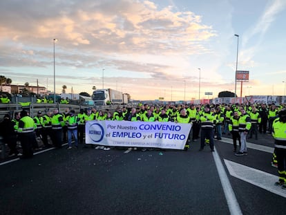 Protestas de los trabajadores de Acerinox en la A-7 en Los Barrios el pasado febrero.