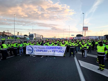 Corte de la A-7 por parte de los trabajadores de Acerinox en Los Barrios (Cádiz) el pasado 13 de febrero para reclamar mejoras laborales.